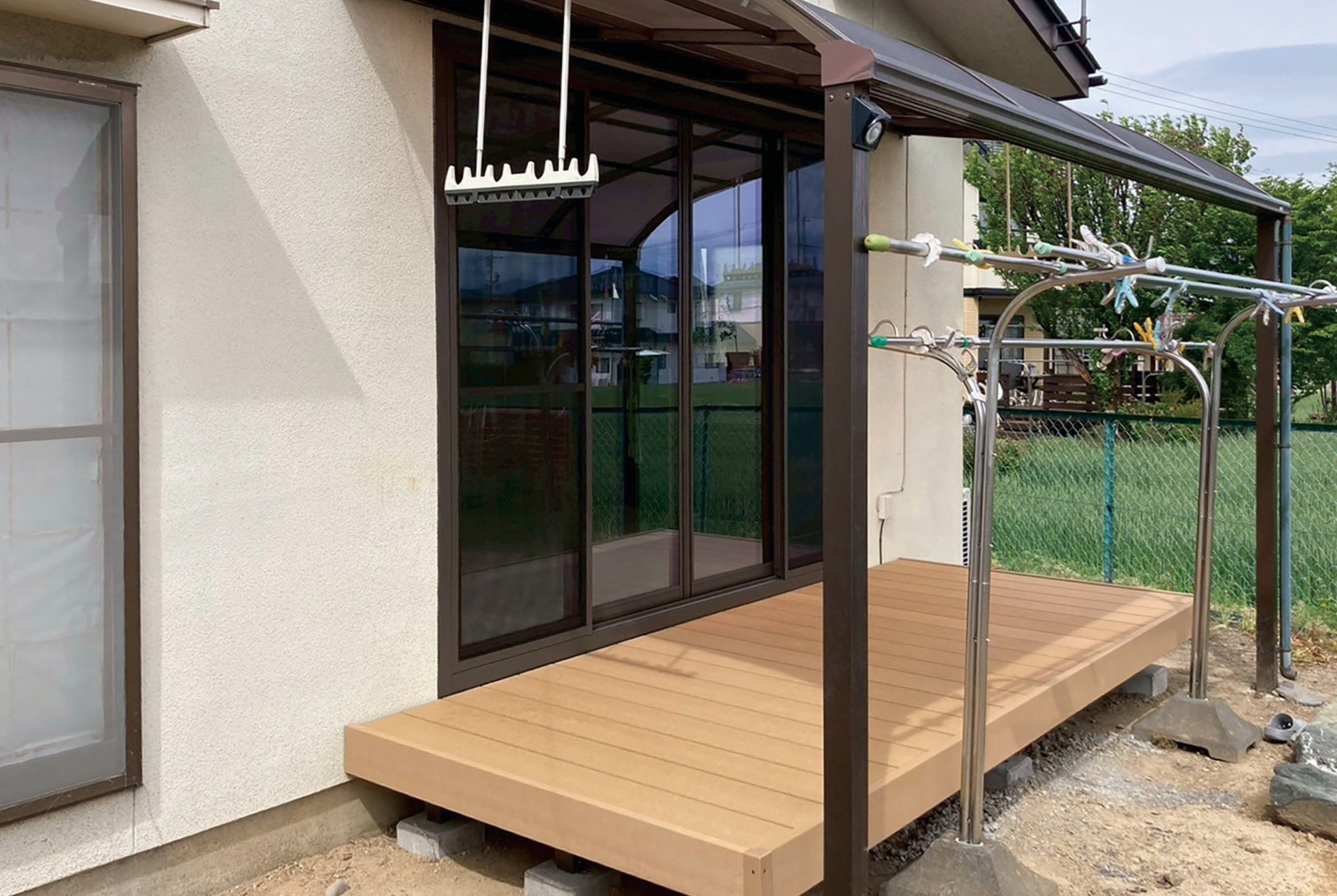 松本市T様邸の窓リフォーム後のお住まい外観。ウッドデッキに面した大開口の窓をしっかりと防犯・断熱仕様に換装