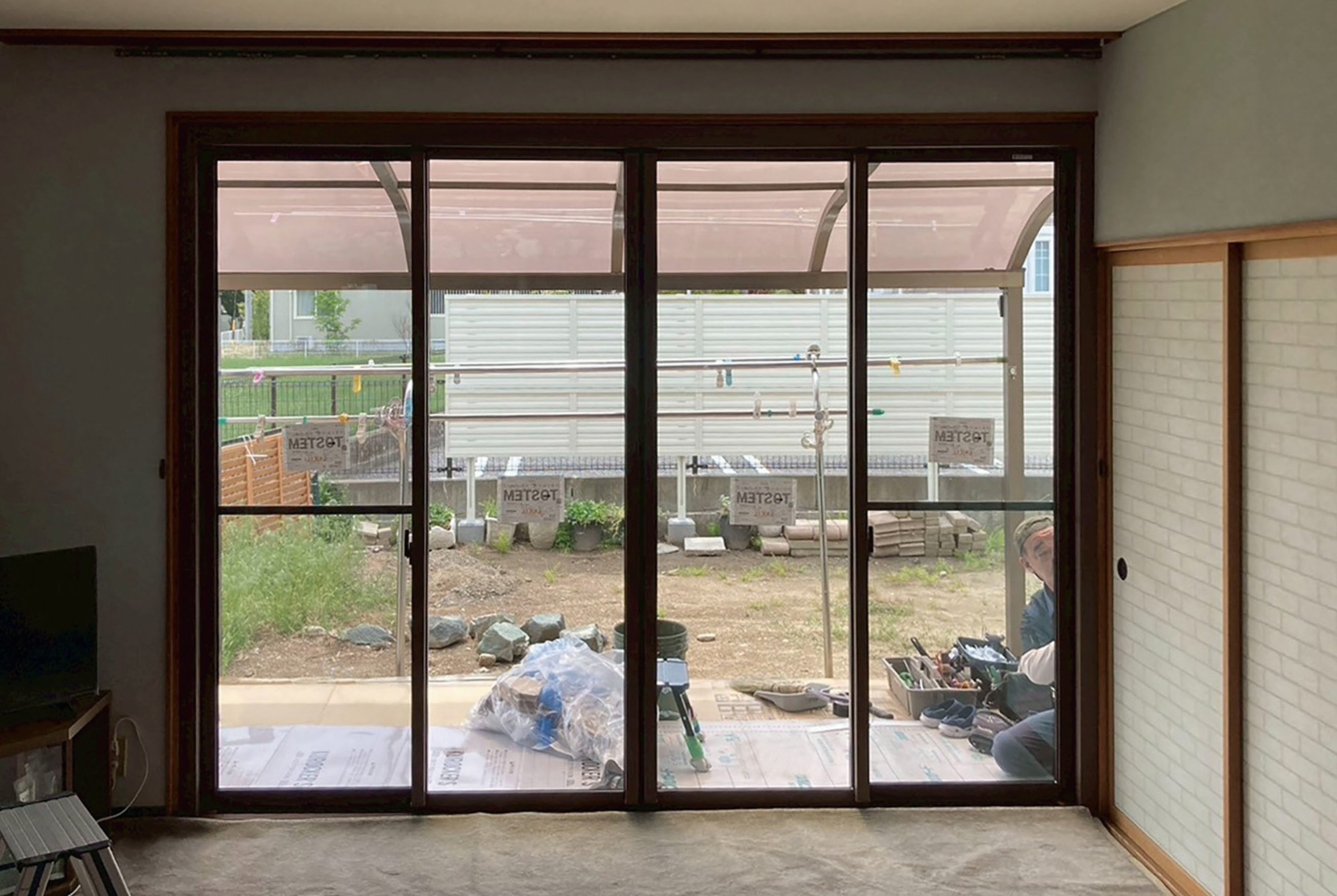 松本市T様邸の室内側から見た新しい大きな引き違い窓。防犯性を高めつつ、明るい光を採り入れるデザイン